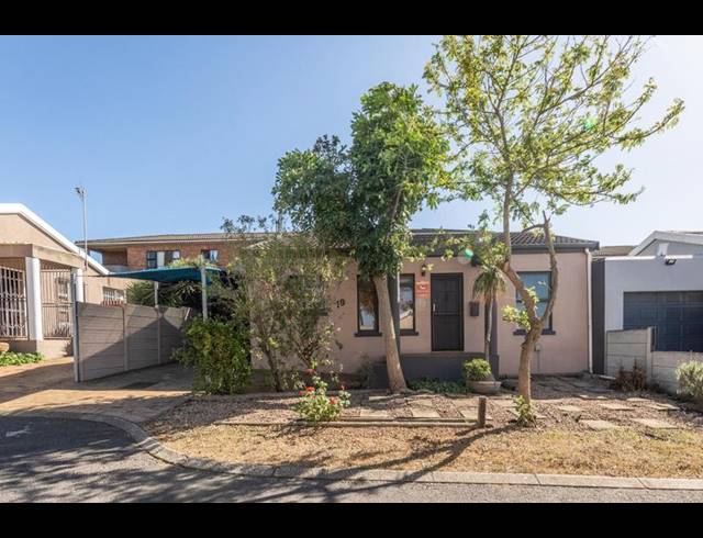 2 BEDROOM TOWNHOUSE FOR SALE IN VREDEKLOOF EAST